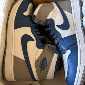 Retro 1’s worn once shoes are still in great condition